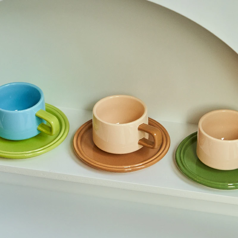 Retro-chic coffee cups and saucers - Maison Déco Lumière