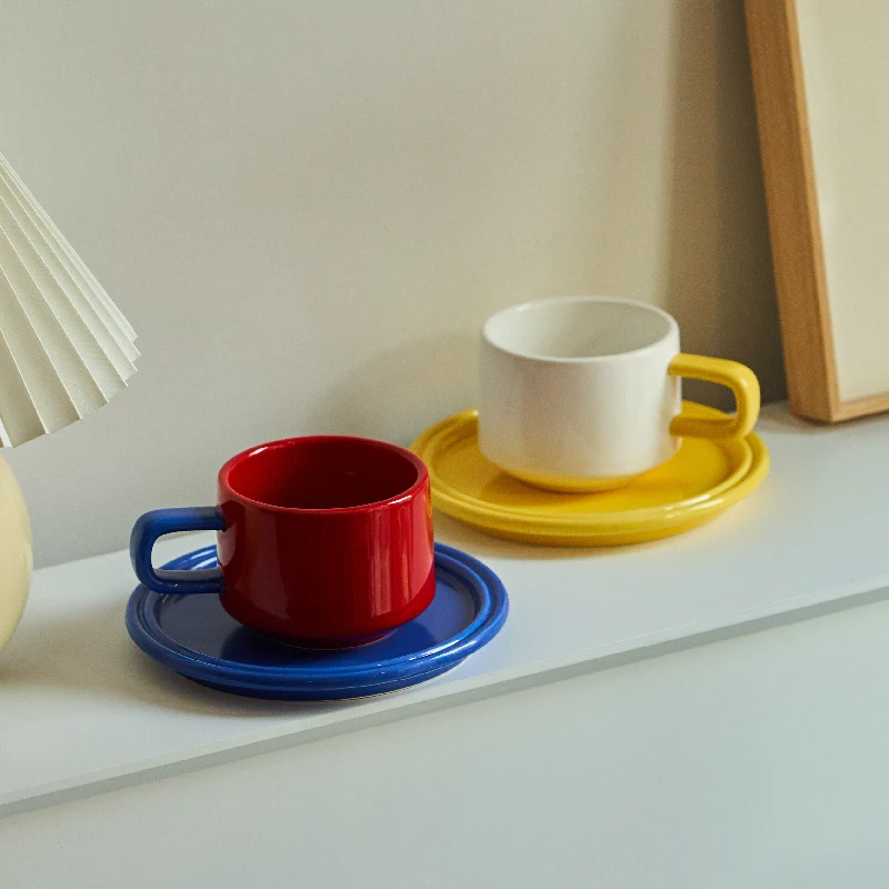 Retro-chic coffee cups and saucers - Maison Déco Lumière
