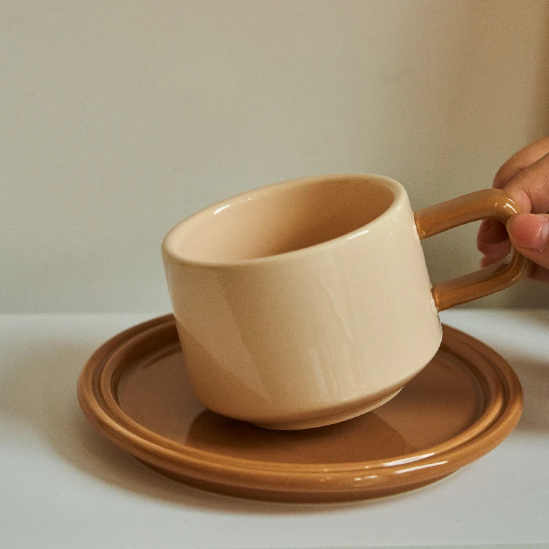 Retro-chic coffee cups and saucers - Maison Déco Lumière